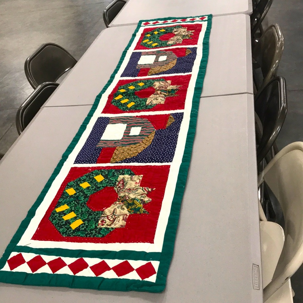 Vintage Christmas Table Runner - Picture 1 of 10